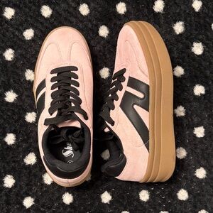 PRE-LOVED | Women’s Pink and Black Sneakers with Tan Soles